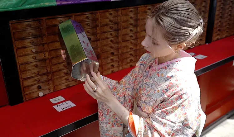 Omikuji experience in Asakusa